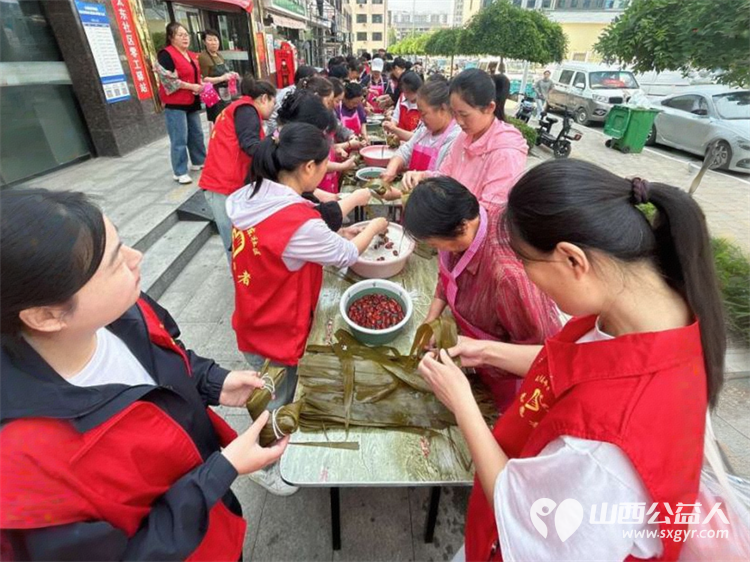 武乡县太东社区 粽香承古韵文明续新风 端午节主题活动众多居民热情参与并慰问老党员给快递小哥送粽子 - 第19张