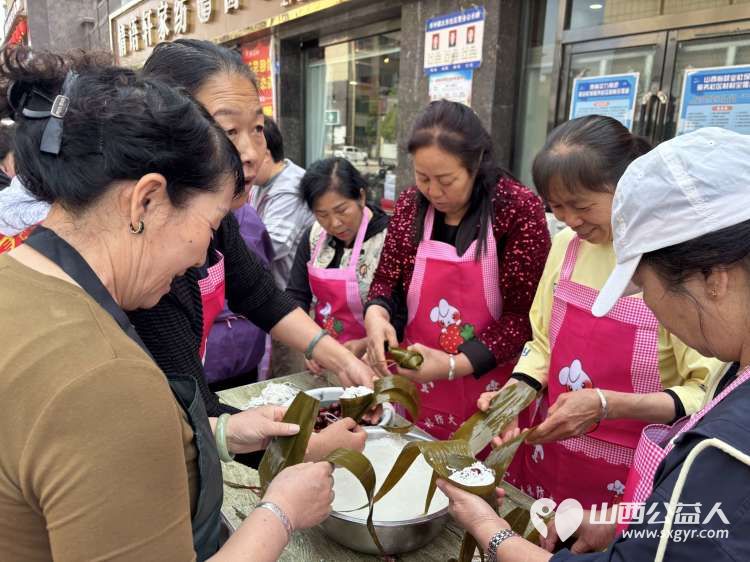 武乡县太东社区 粽香承古韵文明续新风 端午节主题活动众多居民热情参与并慰问老党员给快递小哥送粽子 - 第13张