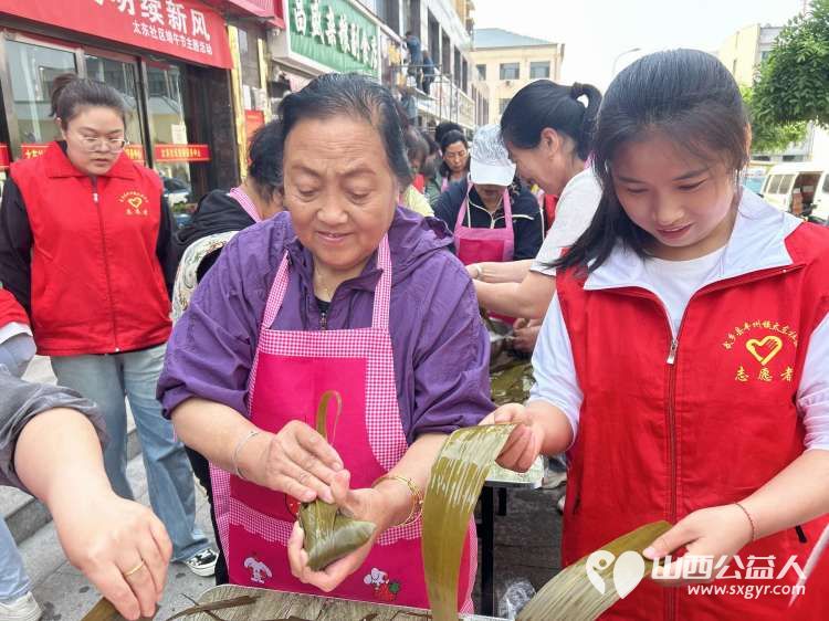 武乡县太东社区 粽香承古韵文明续新风 端午节主题活动众多居民热情参与并慰问老党员给快递小哥送粽子 - 第12张