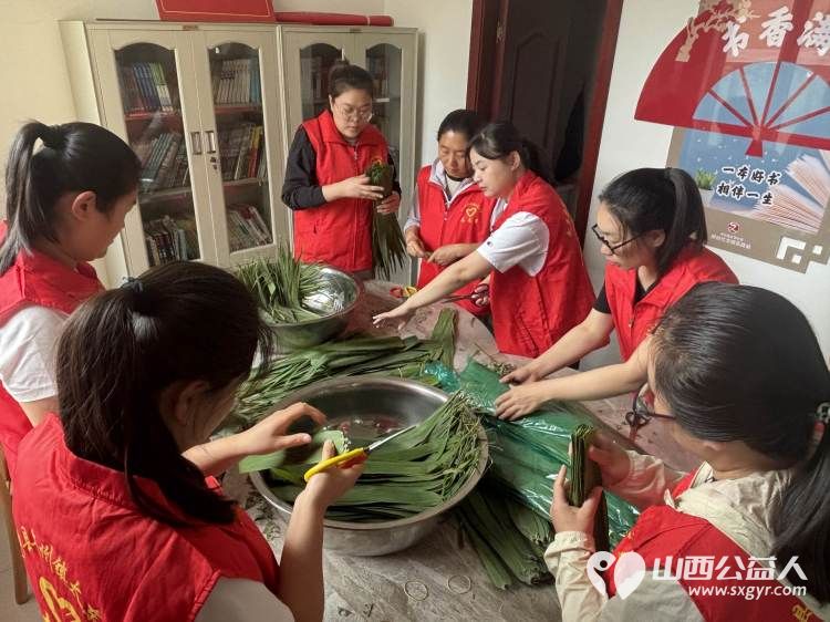 武乡县太东社区 粽香承古韵文明续新风 端午节主题活动众多居民热情参与并慰问老党员给快递小哥送粽子 - 第4张