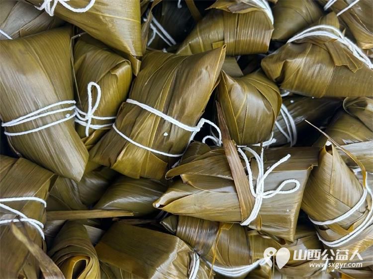 武乡县太东社区 粽香承古韵文明续新风 端午节主题活动众多居民热情参与并慰问老党员给快递小哥送粽子 - 第20张