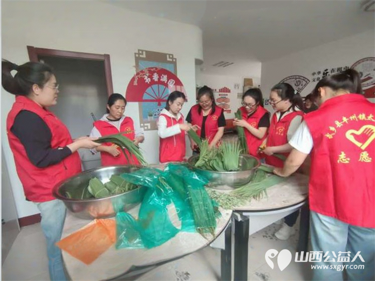 武乡县太东社区 粽香承古韵文明续新风 端午节主题活动众多居民热情参与并慰问老党员给快递小哥送粽子 - 第3张