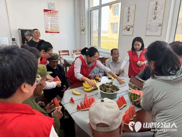 粽香传情 敬老暖心 武乡县太东社区组织志愿者走进县光荣院开展“粽香传情 温暖敬老”关爱老人送粽子活动 - 第2张