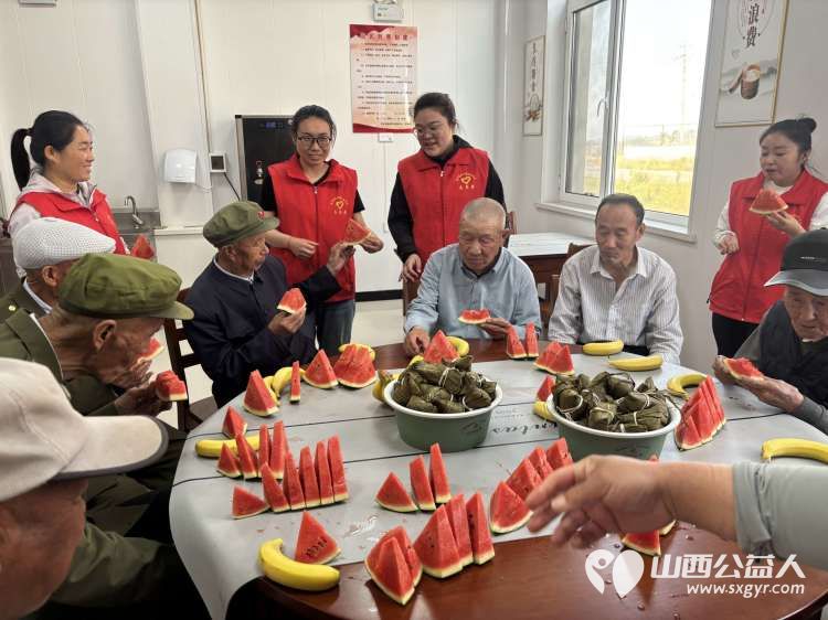 粽香传情 敬老暖心 武乡县太东社区组织志愿者走进县光荣院开展“粽香传情 温暖敬老”关爱老人送粽子活动 - 第1张