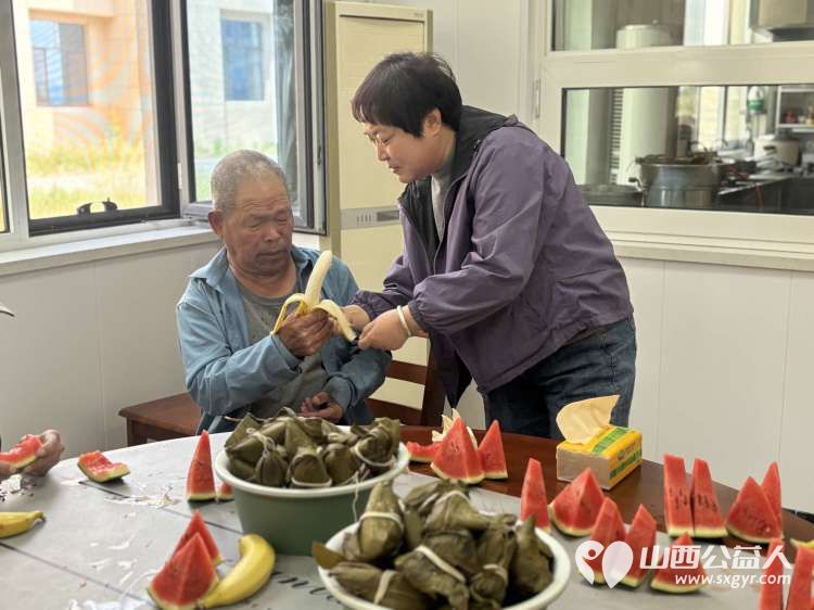 粽香传情 敬老暖心 武乡县太东社区组织志愿者走进县光荣院开展“粽香传情 温暖敬老”关爱老人送粽子活动 - 第4张