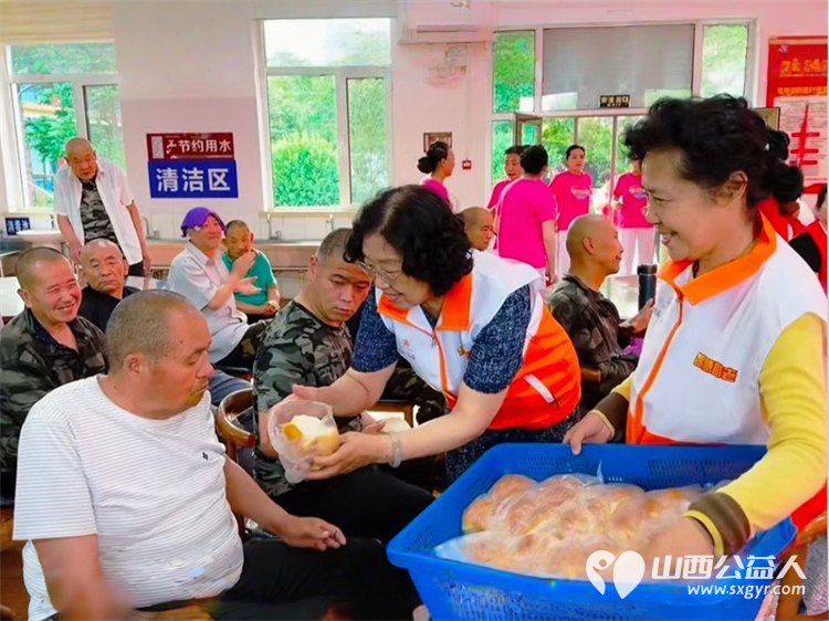 粽叶裹温情银发暖夕阳 太原学花志愿服务中心联合太原康明眼科医院、晋源区文化馆、瑞可甜心蛋糕店在晋源区敬老院开展粽香端午情敬老传温情助老活动 - 第15张 - 山西公益人 粽叶裹温情银发暖夕阳 太原学花志愿服务中心联合太原康明眼科医院、晋源区文化馆、瑞可甜心蛋糕店在晋源区敬老院开展粽香端午情敬老传温情助老活动 - 第15张