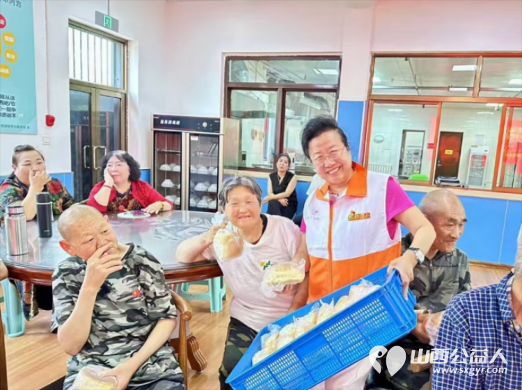 粽叶裹温情银发暖夕阳 太原学花志愿服务中心联合太原康明眼科医院、晋源区文化馆、瑞可甜心蛋糕店在晋源区敬老院开展粽香端午情敬老传温情助老活动 - 第14张 - 山西公益人 粽叶裹温情银发暖夕阳 太原学花志愿服务中心联合太原康明眼科医院、晋源区文化馆、瑞可甜心蛋糕店在晋源区敬老院开展粽香端午情敬老传温情助老活动 - 第14张