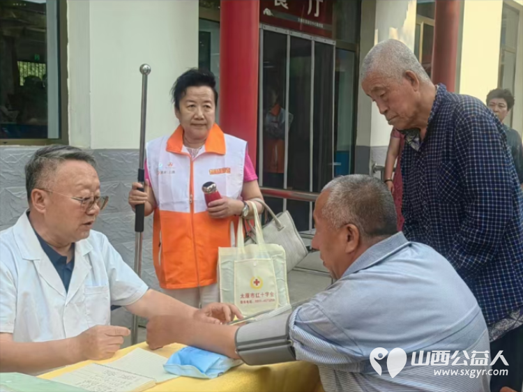 粽叶裹温情银发暖夕阳 太原学花志愿服务中心联合太原康明眼科医院、晋源区文化馆、瑞可甜心蛋糕店在晋源区敬老院开展粽香端午情敬老传温情助老活动 - 第8张 - 山西公益人 粽叶裹温情银发暖夕阳 太原学花志愿服务中心联合太原康明眼科医院、晋源区文化馆、瑞可甜心蛋糕店在晋源区敬老院开展粽香端午情敬老传温情助老活动 - 第8张