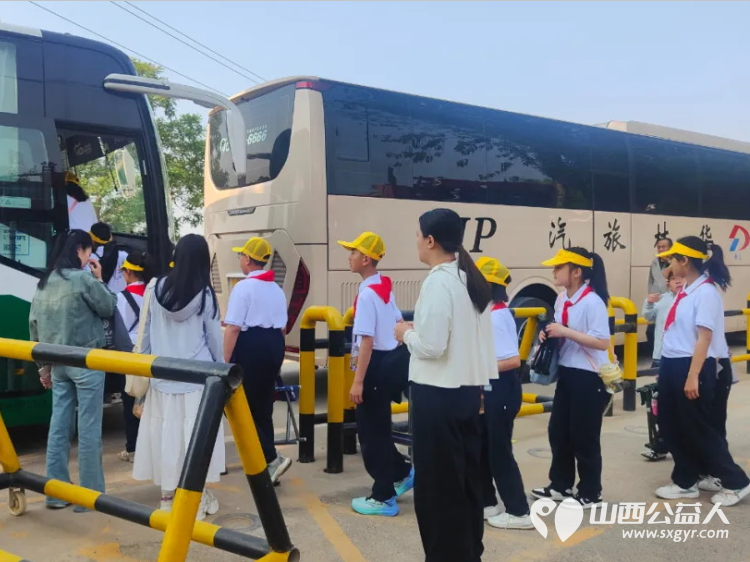 助学启智工程--民建太原市委会助力阳曲县首邑学校开展六一研学活动组织全校共计150余名师生参观东湖醋园和北齐壁画博物馆 - 第2张 - 山西公益人 助学启智工程--民建太原市委会助力阳曲县首邑学校开展六一研学活动组织全校共计150余名师生参观东湖醋园和北齐壁画博物馆 - 第2张