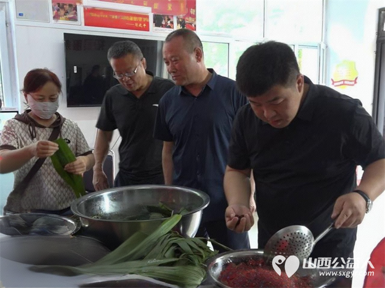 粽香满溢云中北路端午情暖忻州人心 忻州长征街道云中北路社区精心组织开展了端午节包粽子送温暖活动给辖区老党员特困家庭以及需要帮助的家庭送粽子 - 第3张 - 山西公益人 粽香满溢云中北路端午情暖忻州人心 忻州长征街道云中北路社区精心组织开展了端午节包粽子送温暖活动给辖区老党员特困家庭以及需要帮助的家庭送粽子 - 第3张