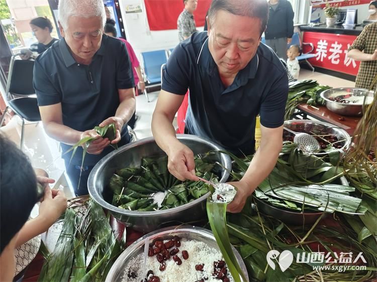 粽香满溢云中北路端午情暖忻州人心 忻州长征街道云中北路社区精心组织开展了端午节包粽子送温暖活动给辖区老党员特困家庭以及需要帮助的家庭送粽子 - 第2张 - 山西公益人 粽香满溢云中北路端午情暖忻州人心 忻州长征街道云中北路社区精心组织开展了端午节包粽子送温暖活动给辖区老党员特困家庭以及需要帮助的家庭送粽子 - 第2张