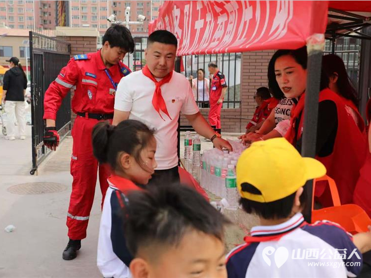 心筑梦迎六一雷锋精神暖校园----清徐县阳光益佳爱心服务队学雷锋文明实践我行动主题活动在徐沟镇中心小学校及各幼儿园开展 - 第6张 - 山西公益人 心筑梦迎六一雷锋精神暖校园----清徐县阳光益佳爱心服务队学雷锋文明实践我行动主题活动在徐沟镇中心小学校及各幼儿园开展 - 第6张
