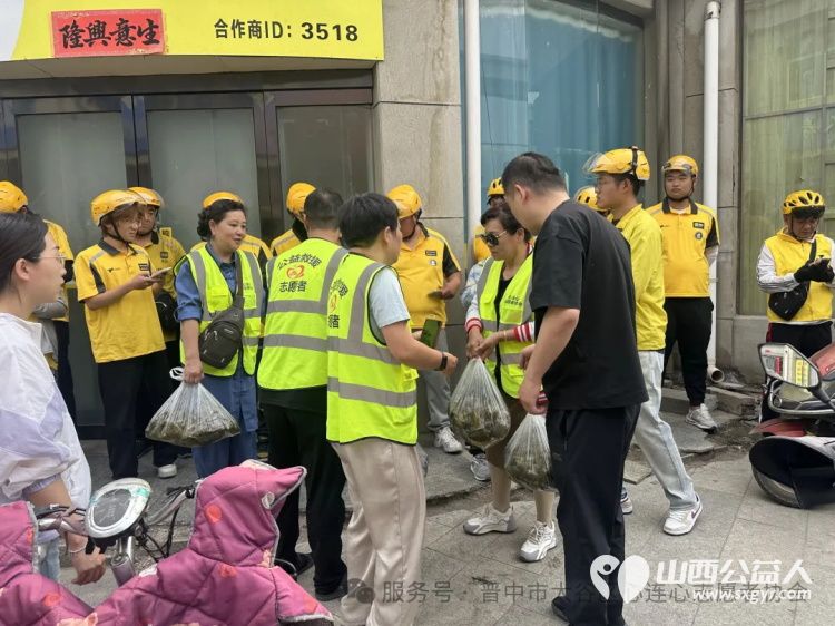 浓情端午粽香飘志愿服务暖人心 晋中市太谷区心连心志愿者协会端午节送粽子让外卖小哥环卫工人和特殊儿童感受到浓厚的节日氛围 - 第1张