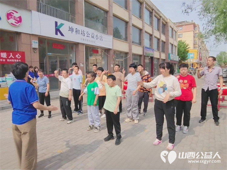 粽香传情心飞扬当端午遇见六一,朔州市红十字会志愿者团队给朔州市慧灵尚德乐孤独症孩子们举办以爱守护健康共庆欢乐时光活动赠送常用药品包粽子 - 第6张 - 山西公益人 粽香传情心飞扬当端午遇见六一,朔州市红十字会志愿者团队给朔州市慧灵尚德乐孤独症孩子们举办以爱守护健康共庆欢乐时光活动赠送常用药品包粽子 - 第6张