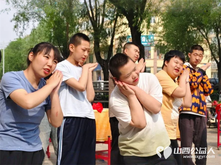 粽香传情心飞扬当端午遇见六一,朔州市红十字会志愿者团队给朔州市慧灵尚德乐孤独症孩子们举办以爱守护健康共庆欢乐时光活动赠送常用药品包粽子 - 第8张 - 山西公益人 粽香传情心飞扬当端午遇见六一,朔州市红十字会志愿者团队给朔州市慧灵尚德乐孤独症孩子们举办以爱守护健康共庆欢乐时光活动赠送常用药品包粽子 - 第8张