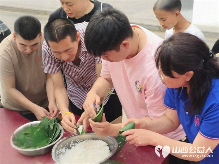 粽香传情心飞扬当端午遇见六一,朔州市红十字会志愿者团队给朔州市慧灵尚德乐孤独症孩子们举办以爱守护健康共庆欢乐时光活动赠送常用药品包粽子 - 第9张 - 山西公益人 粽香传情心飞扬当端午遇见六一,朔州市红十字会志愿者团队给朔州市慧灵尚德乐孤独症孩子们举办以爱守护健康共庆欢乐时光活动赠送常用药品包粽子 - 第9张