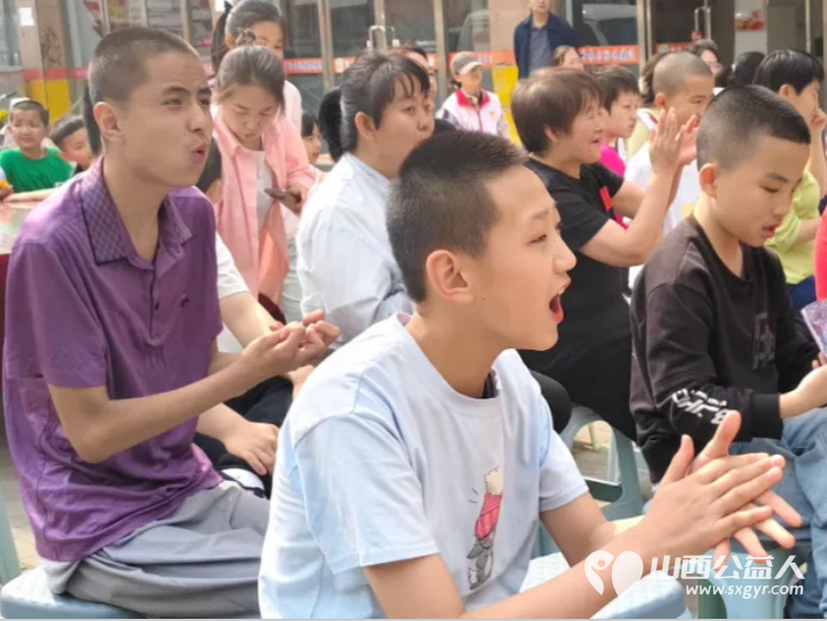 粽香传情心飞扬当端午遇见六一,朔州市红十字会志愿者团队给朔州市慧灵尚德乐孤独症孩子们举办以爱守护健康共庆欢乐时光活动赠送常用药品包粽子 - 第4张 - 山西公益人 粽香传情心飞扬当端午遇见六一,朔州市红十字会志愿者团队给朔州市慧灵尚德乐孤独症孩子们举办以爱守护健康共庆欢乐时光活动赠送常用药品包粽子 - 第4张