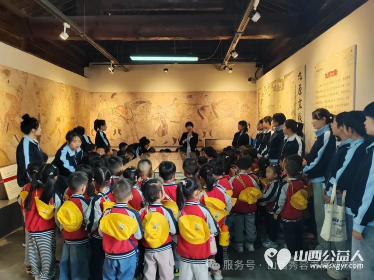 童蒙养正承古韵锦旗致谢续新篇 忻州实验双语幼儿园的孩子们走进山西秀容书院博物馆开展了研学活动幼儿园向博物馆赠送了锦旗表达对博物馆的诚挚谢意 - 第5张 - 山西公益人 童蒙养正承古韵锦旗致谢续新篇 忻州实验双语幼儿园的孩子们走进山西秀容书院博物馆开展了研学活动幼儿园向博物馆赠送了锦旗表达对博物馆的诚挚谢意 - 第5张