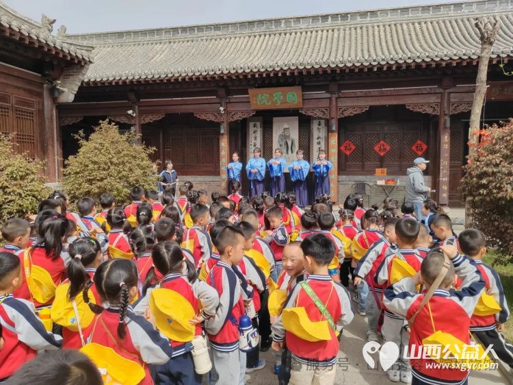 童蒙养正承古韵锦旗致谢续新篇 忻州实验双语幼儿园的孩子们走进山西秀容书院博物馆开展了研学活动幼儿园向博物馆赠送了锦旗表达对博物馆的诚挚谢意 - 第3张 - 山西公益人 童蒙养正承古韵锦旗致谢续新篇 忻州实验双语幼儿园的孩子们走进山西秀容书院博物馆开展了研学活动幼儿园向博物馆赠送了锦旗表达对博物馆的诚挚谢意 - 第3张