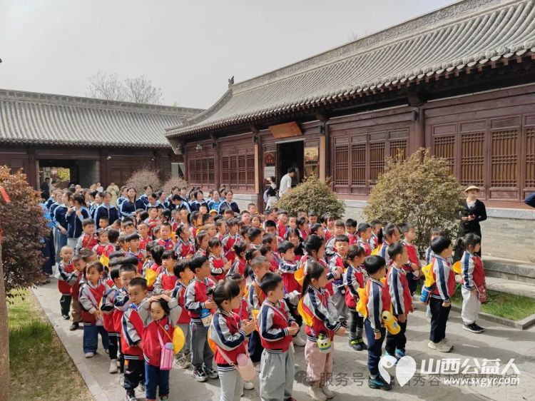 童蒙养正承古韵锦旗致谢续新篇 忻州实验双语幼儿园的孩子们走进山西秀容书院博物馆开展了研学活动幼儿园向博物馆赠送了锦旗表达对博物馆的诚挚谢意 - 第2张 - 山西公益人 童蒙养正承古韵锦旗致谢续新篇 忻州实验双语幼儿园的孩子们走进山西秀容书院博物馆开展了研学活动幼儿园向博物馆赠送了锦旗表达对博物馆的诚挚谢意 - 第2张