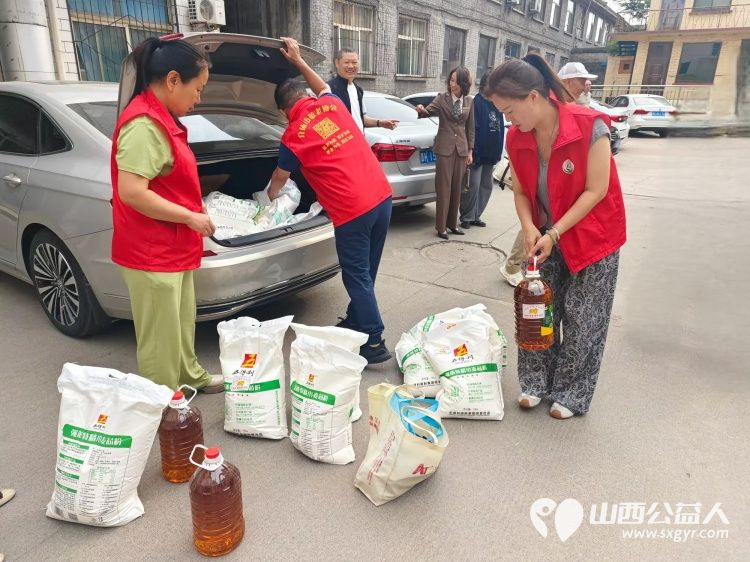 端午佳节让爱传递 2025年5月30日介休市敬老协会来到介休市福源老年康复服务中心,为这里的老人带来了洗衣液、粽子、牛奶、馍片、面粉、食用油 - 第7张 - 山西公益人 端午佳节让爱传递 2025年5月30日介休市敬老协会来到介休市福源老年康复服务中心,为这里的老人带来了洗衣液、粽子、牛奶、馍片、面粉、食用油 - 第7张
