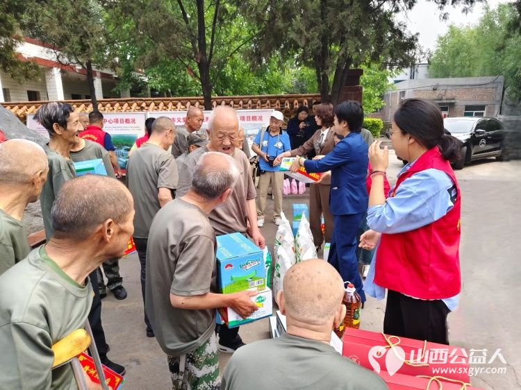 介休市敬老协会举办端午佳节让爱传递活动 2025年5月30日来到介休市义棠敬老院看望这里的老人并且带来了粽子牛奶馍片面粉食用油等生活用品 - 第6张 - 山西公益人 介休市敬老协会举办端午佳节让爱传递活动 2025年5月30日来到介休市义棠敬老院看望这里的老人并且带来了粽子牛奶馍片面粉食用油等生活用品 - 第6张