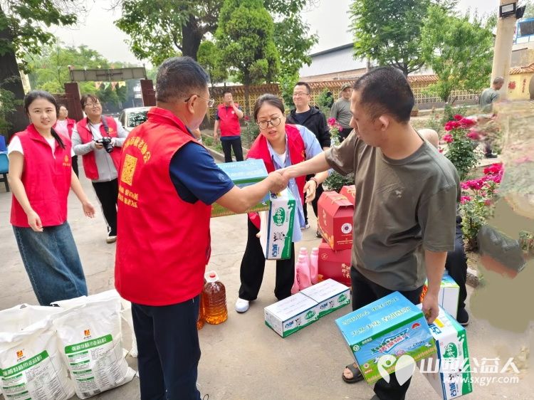 介休市敬老协会举办端午佳节让爱传递活动 2025年5月30日来到介休市义棠敬老院看望这里的老人并且带来了粽子牛奶馍片面粉食用油等生活用品 - 第4张 - 山西公益人 介休市敬老协会举办端午佳节让爱传递活动 2025年5月30日来到介休市义棠敬老院看望这里的老人并且带来了粽子牛奶馍片面粉食用油等生活用品 - 第4张