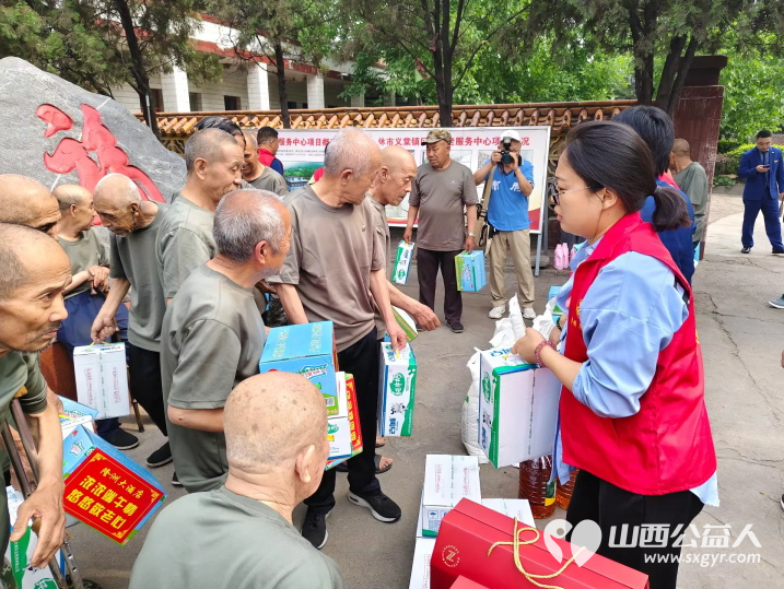 介休市敬老协会举办端午佳节让爱传递活动 2025年5月30日来到介休市义棠敬老院看望这里的老人并且带来了粽子牛奶馍片面粉食用油等生活用品 - 第5张 - 山西公益人 介休市敬老协会举办端午佳节让爱传递活动 2025年5月30日来到介休市义棠敬老院看望这里的老人并且带来了粽子牛奶馍片面粉食用油等生活用品 - 第5张