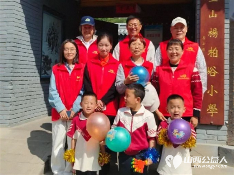 情暖六一爱心同行----忻州市爱心公益协会志愿者与杨柏峪小学孩子们共同开展庆六一活动为孩子们发放各种六一儿童节礼物 - 第3张 - 山西公益人 情暖六一爱心同行----忻州市爱心公益协会志愿者与杨柏峪小学孩子们共同开展庆六一活动为孩子们发放各种六一儿童节礼物 - 第3张