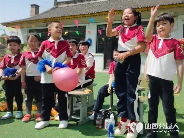 情暖六一爱心同行----忻州市爱心公益协会志愿者与杨柏峪小学孩子们共同开展庆六一活动为孩子们发放各种六一儿童节礼物 - 第12张 - 山西公益人 情暖六一爱心同行----忻州市爱心公益协会志愿者与杨柏峪小学孩子们共同开展庆六一活动为孩子们发放各种六一儿童节礼物 - 第12张