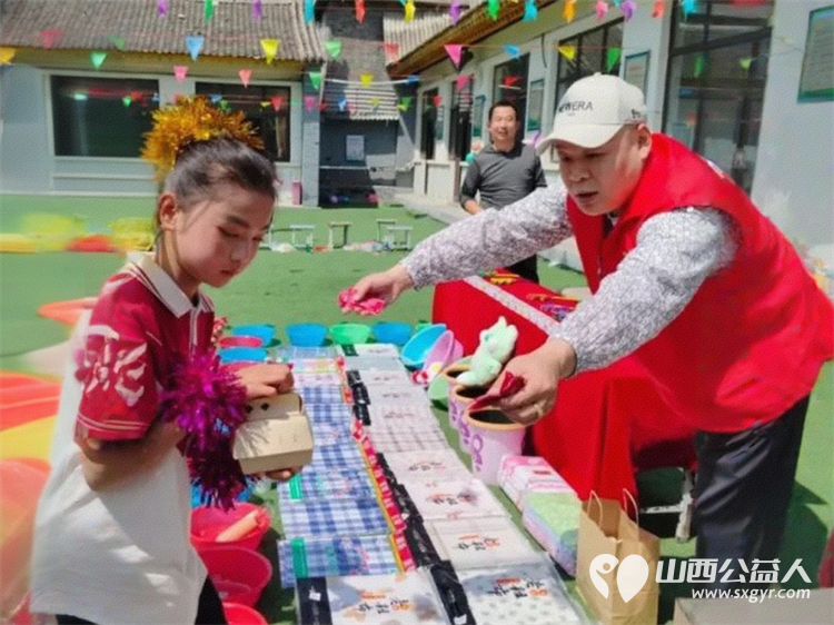 情暖六一爱心同行----忻州市爱心公益协会志愿者与杨柏峪小学孩子们共同开展庆六一活动为孩子们发放各种六一儿童节礼物 - 第16张 - 山西公益人 情暖六一爱心同行----忻州市爱心公益协会志愿者与杨柏峪小学孩子们共同开展庆六一活动为孩子们发放各种六一儿童节礼物 - 第16张