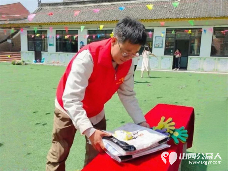 情暖六一爱心同行----忻州市爱心公益协会志愿者与杨柏峪小学孩子们共同开展庆六一活动为孩子们发放各种六一儿童节礼物 - 第7张 - 山西公益人 情暖六一爱心同行----忻州市爱心公益协会志愿者与杨柏峪小学孩子们共同开展庆六一活动为孩子们发放各种六一儿童节礼物 - 第7张