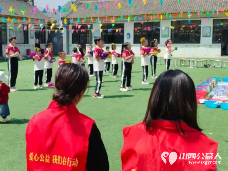 情暖六一爱心同行----忻州市爱心公益协会志愿者与杨柏峪小学孩子们共同开展庆六一活动为孩子们发放各种六一儿童节礼物 - 第9张 - 山西公益人 情暖六一爱心同行----忻州市爱心公益协会志愿者与杨柏峪小学孩子们共同开展庆六一活动为孩子们发放各种六一儿童节礼物 - 第9张