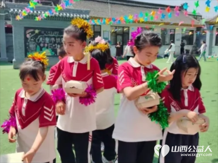 情暖六一爱心同行----忻州市爱心公益协会志愿者与杨柏峪小学孩子们共同开展庆六一活动为孩子们发放各种六一儿童节礼物 - 第10张 - 山西公益人 情暖六一爱心同行----忻州市爱心公益协会志愿者与杨柏峪小学孩子们共同开展庆六一活动为孩子们发放各种六一儿童节礼物 - 第10张