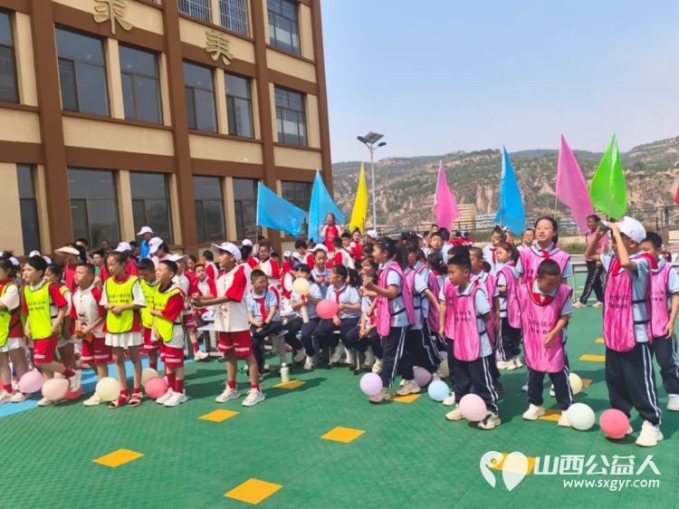 石楼县委统战部联合县医药协会（学会）开展“真情暖童心关怀护成长”主题活动走进石楼小镇小学为孩子们送去了急需的解暑药品、饮品和矿泉水等清凉物资 - 第5张