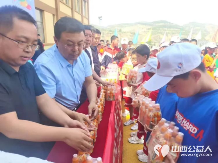 石楼县委统战部联合县医药协会（学会）开展“真情暖童心关怀护成长”主题活动走进石楼小镇小学为孩子们送去了急需的解暑药品、饮品和矿泉水等清凉物资 - 第2张