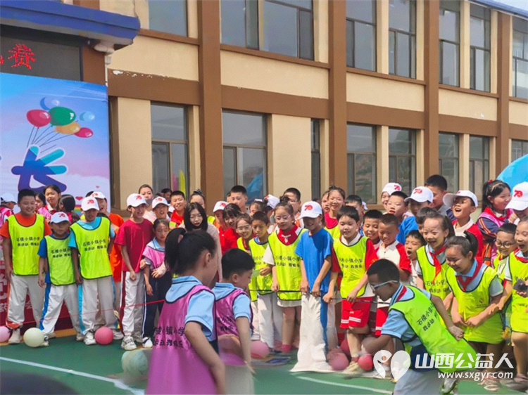 石楼县委统战部联合县医药协会（学会）开展“真情暖童心关怀护成长”主题活动走进石楼小镇小学为孩子们送去了急需的解暑药品、饮品和矿泉水等清凉物资 - 第4张