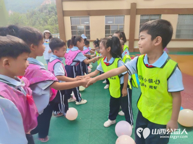 石楼县委统战部联合县医药协会（学会）开展“真情暖童心关怀护成长”主题活动走进石楼小镇小学为孩子们送去了急需的解暑药品、饮品和矿泉水等清凉物资 - 第6张