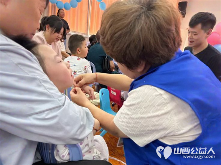 向阳生长“童”样精彩--长治市小雨点公益志愿者协会来到了长治市残疾儿童康复教育中心看望生活在那里的百名“折翼天使为可爱孩子们赠送礼品 - 第17张 - 山西公益人 向阳生长“童”样精彩--长治市小雨点公益志愿者协会来到了长治市残疾儿童康复教育中心看望生活在那里的百名“折翼天使为可爱孩子们赠送礼品 - 第17张