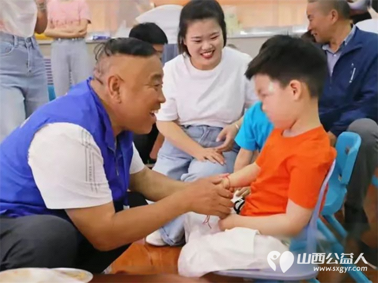 向阳生长“童”样精彩--长治市小雨点公益志愿者协会来到了长治市残疾儿童康复教育中心看望生活在那里的百名“折翼天使为可爱孩子们赠送礼品 - 第16张 - 山西公益人 向阳生长“童”样精彩--长治市小雨点公益志愿者协会来到了长治市残疾儿童康复教育中心看望生活在那里的百名“折翼天使为可爱孩子们赠送礼品 - 第16张