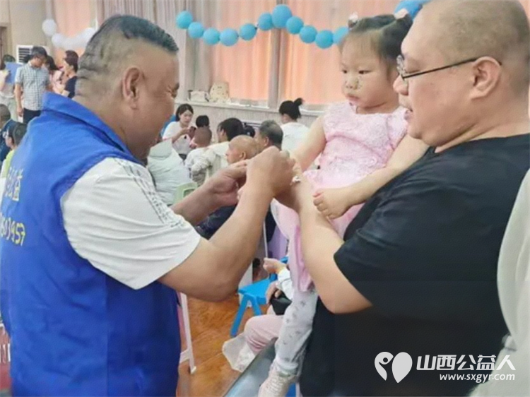 向阳生长“童”样精彩--长治市小雨点公益志愿者协会来到了长治市残疾儿童康复教育中心看望生活在那里的百名“折翼天使为可爱孩子们赠送礼品 - 第15张 - 山西公益人 向阳生长“童”样精彩--长治市小雨点公益志愿者协会来到了长治市残疾儿童康复教育中心看望生活在那里的百名“折翼天使为可爱孩子们赠送礼品 - 第15张