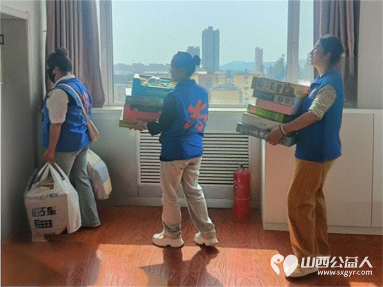 向阳生长“童”样精彩--长治市小雨点公益志愿者协会来到了长治市残疾儿童康复教育中心看望生活在那里的百名“折翼天使为可爱孩子们赠送礼品 - 第32张 - 山西公益人 向阳生长“童”样精彩--长治市小雨点公益志愿者协会来到了长治市残疾儿童康复教育中心看望生活在那里的百名“折翼天使为可爱孩子们赠送礼品 - 第32张