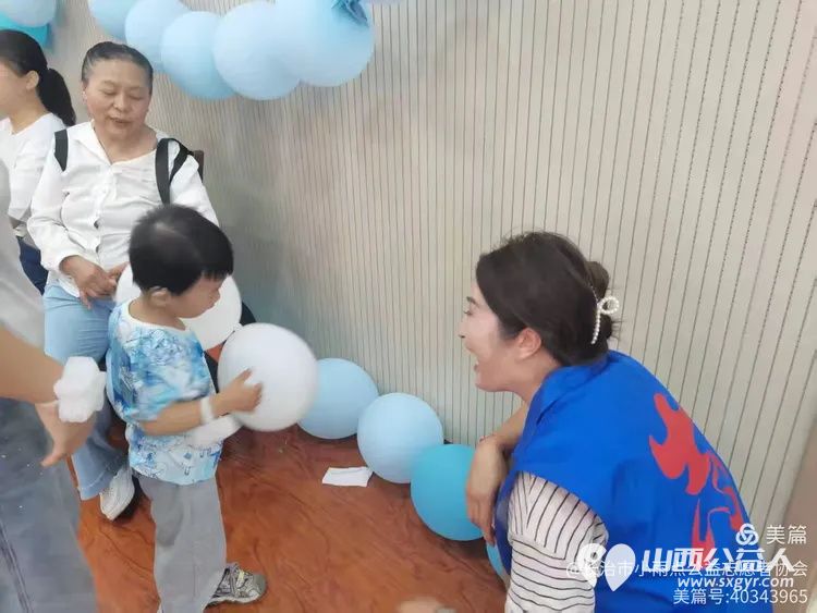 向阳生长“童”样精彩--长治市小雨点公益志愿者协会来到了长治市残疾儿童康复教育中心看望生活在那里的百名“折翼天使为可爱孩子们赠送礼品 - 第24张 - 山西公益人 向阳生长“童”样精彩--长治市小雨点公益志愿者协会来到了长治市残疾儿童康复教育中心看望生活在那里的百名“折翼天使为可爱孩子们赠送礼品 - 第24张