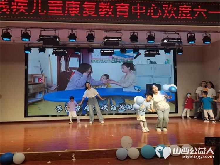 向阳生长“童”样精彩--长治市小雨点公益志愿者协会来到了长治市残疾儿童康复教育中心看望生活在那里的百名“折翼天使为可爱孩子们赠送礼品 - 第11张 - 山西公益人 向阳生长“童”样精彩--长治市小雨点公益志愿者协会来到了长治市残疾儿童康复教育中心看望生活在那里的百名“折翼天使为可爱孩子们赠送礼品 - 第11张