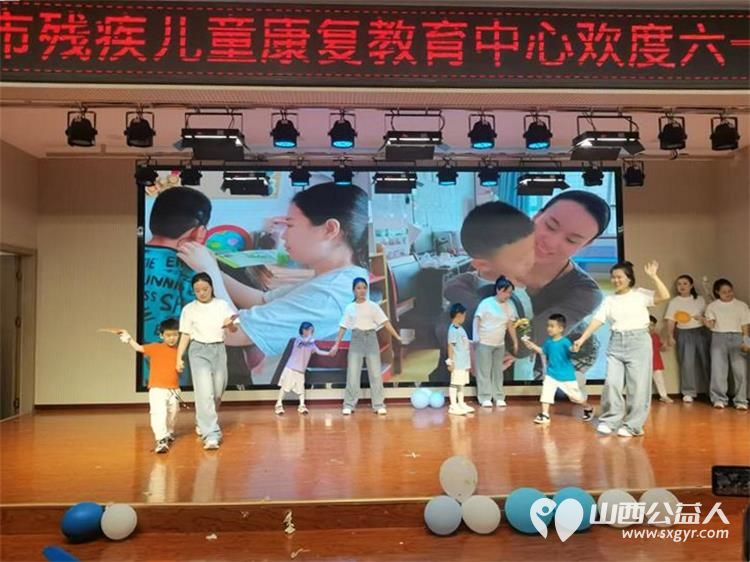 向阳生长“童”样精彩--长治市小雨点公益志愿者协会来到了长治市残疾儿童康复教育中心看望生活在那里的百名“折翼天使为可爱孩子们赠送礼品 - 第10张 - 山西公益人 向阳生长“童”样精彩--长治市小雨点公益志愿者协会来到了长治市残疾儿童康复教育中心看望生活在那里的百名“折翼天使为可爱孩子们赠送礼品 - 第10张