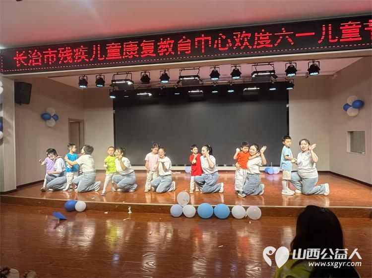 向阳生长“童”样精彩--长治市小雨点公益志愿者协会来到了长治市残疾儿童康复教育中心看望生活在那里的百名“折翼天使为可爱孩子们赠送礼品 - 第5张 - 山西公益人 向阳生长“童”样精彩--长治市小雨点公益志愿者协会来到了长治市残疾儿童康复教育中心看望生活在那里的百名“折翼天使为可爱孩子们赠送礼品 - 第5张