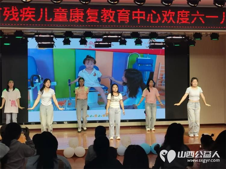 向阳生长“童”样精彩--长治市小雨点公益志愿者协会来到了长治市残疾儿童康复教育中心看望生活在那里的百名“折翼天使为可爱孩子们赠送礼品 - 第9张 - 山西公益人 向阳生长“童”样精彩--长治市小雨点公益志愿者协会来到了长治市残疾儿童康复教育中心看望生活在那里的百名“折翼天使为可爱孩子们赠送礼品 - 第9张