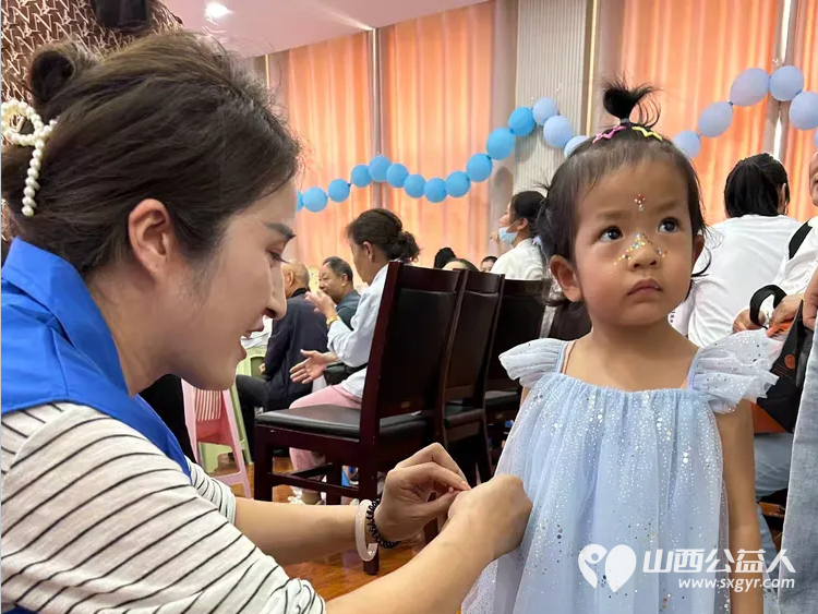 向阳生长“童”样精彩--长治市小雨点公益志愿者协会来到了长治市残疾儿童康复教育中心看望生活在那里的百名“折翼天使为可爱孩子们赠送礼品 - 第14张 - 山西公益人 向阳生长“童”样精彩--长治市小雨点公益志愿者协会来到了长治市残疾儿童康复教育中心看望生活在那里的百名“折翼天使为可爱孩子们赠送礼品 - 第14张