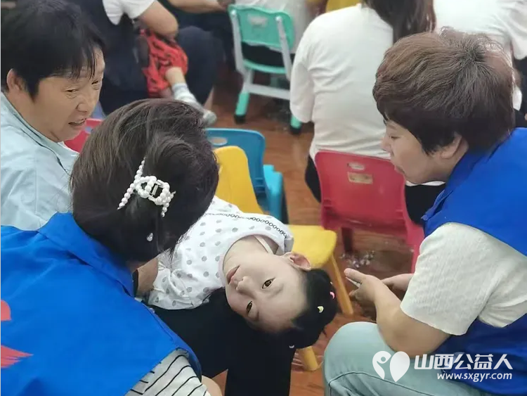 向阳生长“童”样精彩--长治市小雨点公益志愿者协会来到了长治市残疾儿童康复教育中心看望生活在那里的百名“折翼天使为可爱孩子们赠送礼品 - 第21张 - 山西公益人 向阳生长“童”样精彩--长治市小雨点公益志愿者协会来到了长治市残疾儿童康复教育中心看望生活在那里的百名“折翼天使为可爱孩子们赠送礼品 - 第21张