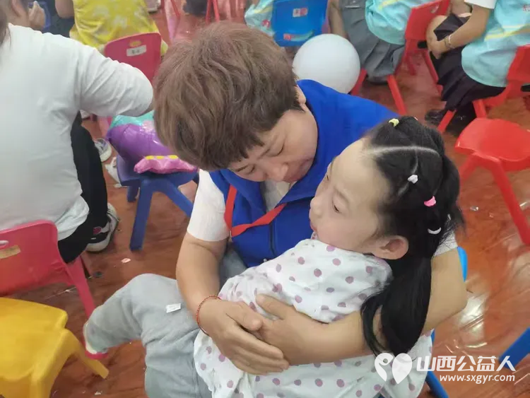 向阳生长“童”样精彩--长治市小雨点公益志愿者协会来到了长治市残疾儿童康复教育中心看望生活在那里的百名“折翼天使为可爱孩子们赠送礼品 - 第20张 - 山西公益人 向阳生长“童”样精彩--长治市小雨点公益志愿者协会来到了长治市残疾儿童康复教育中心看望生活在那里的百名“折翼天使为可爱孩子们赠送礼品 - 第20张